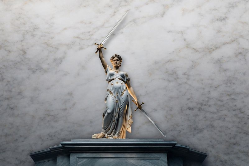 Entre sentencias, doctrina y derecho reúne ensayos jurídicos que analizan la argumentación, la práctica profesional y los desafíos del derecho actual.