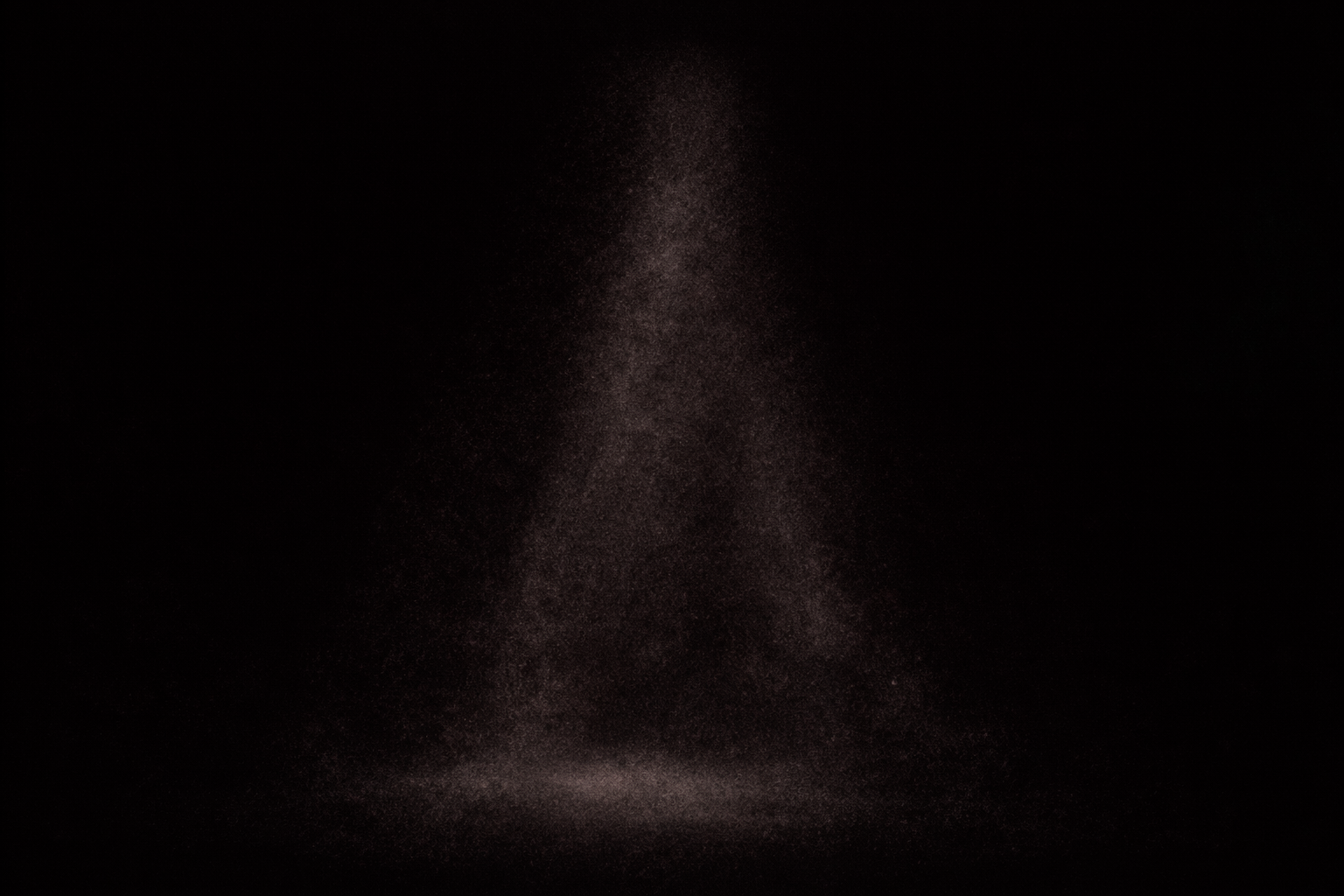 The Horror Combined es una novela de horror científico que explora la obsesión por la perfección y el colapso moral en un laboratorio dominado por la ambición.